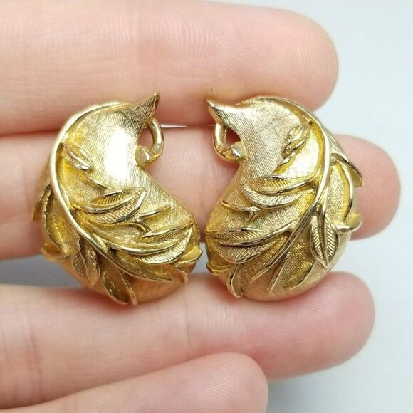 Vintage Sarah Coventry Leaf Shape Clip On Earrings, Gold Tone, Signed Estate - Picture 1 of 7